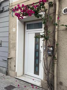 een deur met bloemen aan de zijkant van een gebouw bij PT Escape in Viareggio +2 foto's
