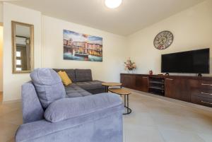 Televízia a/alebo spoločenská miestnosť v ubytovaní Angel House Apartment