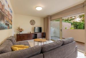 Televízia a/alebo spoločenská miestnosť v ubytovaní Angel House Apartment
