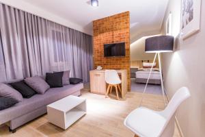 Televízia a/alebo spoločenská miestnosť v ubytovaní Hotel Falcon