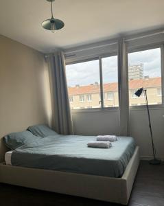 Ένα ή περισσότερα κρεβάτια σε δωμάτιο στο Grande chambre privée, Rouen Centre, Colocation