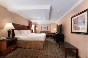 Postel nebo postele na pokoji v ubytování Prestige Aberdeen Lodge Kamloops + 37 fotografií