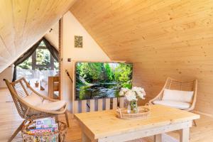 une pièce en bois avec une table et des chaises en bois dans l'établissement Domek w Sercu Ustrzyk, à Ustrzyki Dolne 19 autres photos