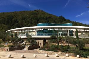 um grande edifício com uma montanha ao fundo em Les Naïades J57 - 2 bedrooms for 6 people ! em Avène