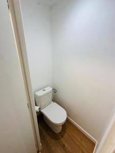 een kleine badkamer met een toilet in de hoek bij Appartement tout neuf avec patio - 31 in Dax +5 foto's