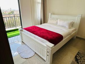RuakaにあるModern Studio at the Loftel by Nyvin Homesのベッド(赤毛布付) +18枚の写真