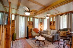 ランドオレイクスにあるGlamping-Style Cabin on 20-Acre Farm Near Lutz!のギャラリーの写真