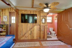 ランドオレイクスにあるGlamping-Style Cabin on 20-Acre Farm Near Lutz!のギャラリーの写真