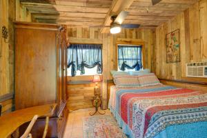 Ένα ή περισσότερα κρεβάτια σε δωμάτιο στο Glamping-Style Cabin on 20-Acre Farm Near Lutz!