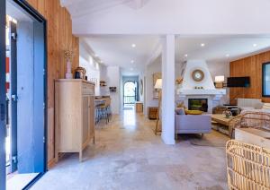 レージュ・キャップ・フェレにあるLuxury 6BR Villa with Heated Pool, Playground, Gardenのキッチン、リビングルーム(ソファ、暖炉付)