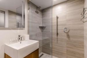 Ванная комната в B Ocean Resort Fort Lauderdale Beach +181 фотография