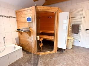 een badkamer met een douche, een toilet en een bad bij Villa Neufunnixsiel in Neufunnixsiel +32 foto's