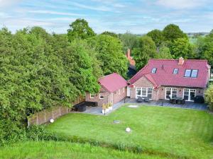 een luchtfoto van een huis met een tuin bij Villa Neufunnixsiel in Neufunnixsiel