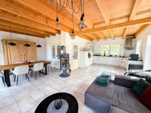 een grote woonkamer met een bank en een tafel bij Villa Neufunnixsiel in Neufunnixsiel
