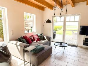 een woonkamer met een bank en een tafel bij Villa Neufunnixsiel in Neufunnixsiel