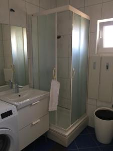 Koupelna v ubytování Apartments More Marušići