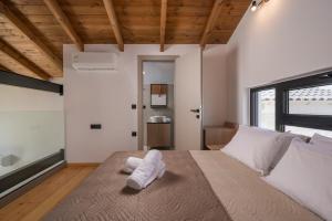 En eller flere senge i et værelse på NEA Dreamy Houses