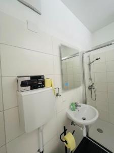 Ένα μπάνιο στο Living Villa Rebuli Top 5