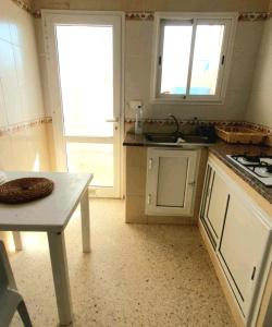 Kuchyň nebo kuchyňský kout v ubytování Beachfront Escape with Sea View apt10