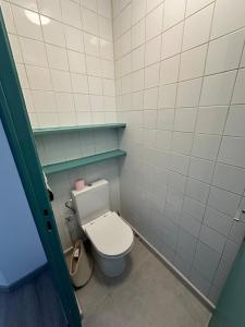 a bathroom with a white toilet in a stall at Appartement rénové et lumineux - 130 in Dax +11 photos