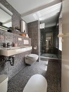 a bathroom with a toilet and a sink and a tub at Gruppenhaus Harzer Glückauf in Langelsheim +38 photos