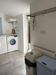 Η κουζίνα ή μικρή κουζίνα στο Lower Mill Apartment
