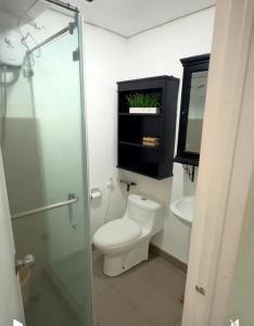 ein Badezimmer mit Toilette und Waschbecken in der Unterkunft Avida Towers Riala IT PARK Cozy Studio in Cebu City