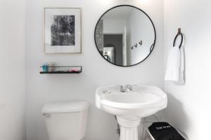 Ένα μπάνιο στο Lumberjill Lodge Room 1 +12 φωτογραφίες