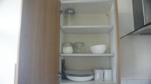 伦敦Homerton Home的厨房餐具室，架子上摆满了碗和盘子 更多22张照片