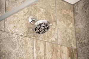 Ένα μπάνιο στο Lumberjill Lodge Room 1