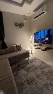 TV a/nebo společenská místnost v ubytování شقه فندقيه فاخره بدخول ذاتي + 4 fotografie
