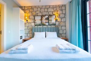 Un dormitorio con una cama con dos toallas encima. en Karnelyan Alaçatı, en Cesme 42 fotos más