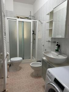 y baño con aseo, lavabo y lavadora. en Villa Arya by Madreperla, en Taranto 17 fotos más