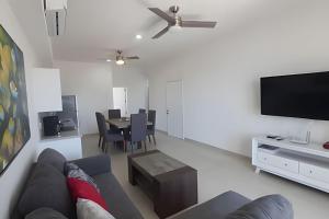 un salon avec un canapé, une télévision et une table dans l'établissement Costa Paraíso D-19 1 Recamara, à Bucerías