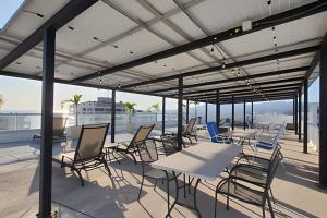 un groupe de tables et de chaises sur un toit dans l'établissement Costa Paraíso D-19 1 Recamara, à Bucerías 3 autres photos