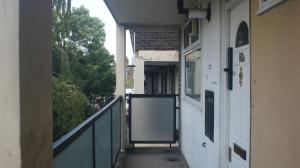 伦敦Homerton Home的建筑中空的走廊,有敞开的门