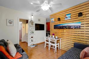 Μια τηλεόραση ή/και κέντρο ψυχαγωγίας στο 1BR Condo w Parking Pet Friendly BBQ Area