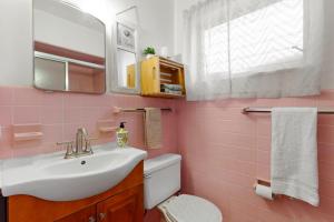Ένα μπάνιο στο 1BR Condo w Parking Pet Friendly BBQ Area