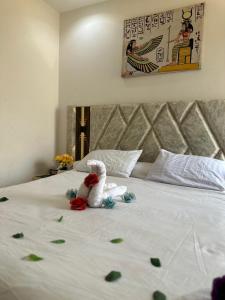 Кровать или кровати в номере Go Vibes Pyramids View INN
