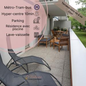 een stoel op een stoep naast een terras bij Horizon Paisible - Piscine et parking ! in Toulouse