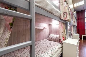 Двухъярусная кровать или двухъярусные кровати в номере Хостел Light Dream