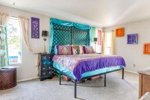 Ένα ή περισσότερα κρεβάτια σε δωμάτιο στο 8 Mi to Dtwn Denver Groovy Pet-Friendly Condo