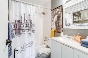 Ένα μπάνιο στο 8 Mi to Dtwn Denver Groovy Pet-Friendly Condo +16 φωτογραφίες