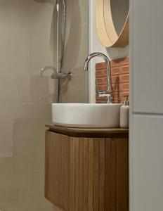 een badkamer met wastafel en douche bij Strome Zbocze na Turystycznej in Szczyrk