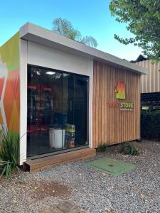 a small store front with a glass window at Melhor Experiência em Cuiabá in Cuiabá