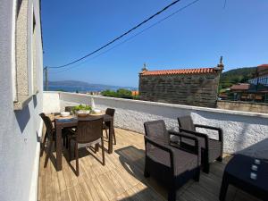フィステーラにあるCasa Da Ramonaのバルコニーにテーブルと椅子が置かれたパティオ