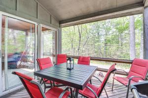 Rõdu või terrass majutusasutuses Steps to Jack Frost Ski Resort Townhome with Decks