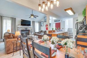 Televiisor ja/või meelelahutuskeskus majutusasutuses Steps to Jack Frost Ski Resort Townhome with Decks