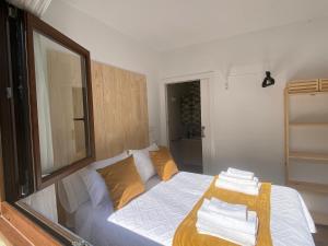 フィステーラにあるCasa Da Ramonaのタオルが敷かれたベッドのある寝室 +21枚の写真