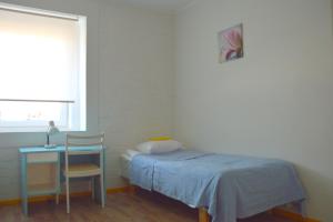 Rúm í herbergi á Saare Automatic Hostel